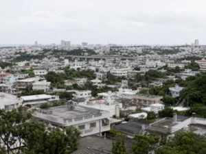 那覇市に広がる沖縄の住宅街