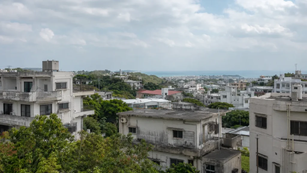 宜野湾市のRC住宅と市街地を望む沖縄の実景