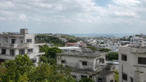 宜野湾市のRC住宅と市街地を望む沖縄の実景