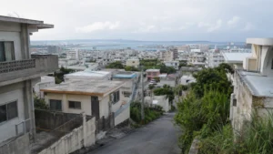 沖縄のRC住宅が並ぶ浦添市の街並み